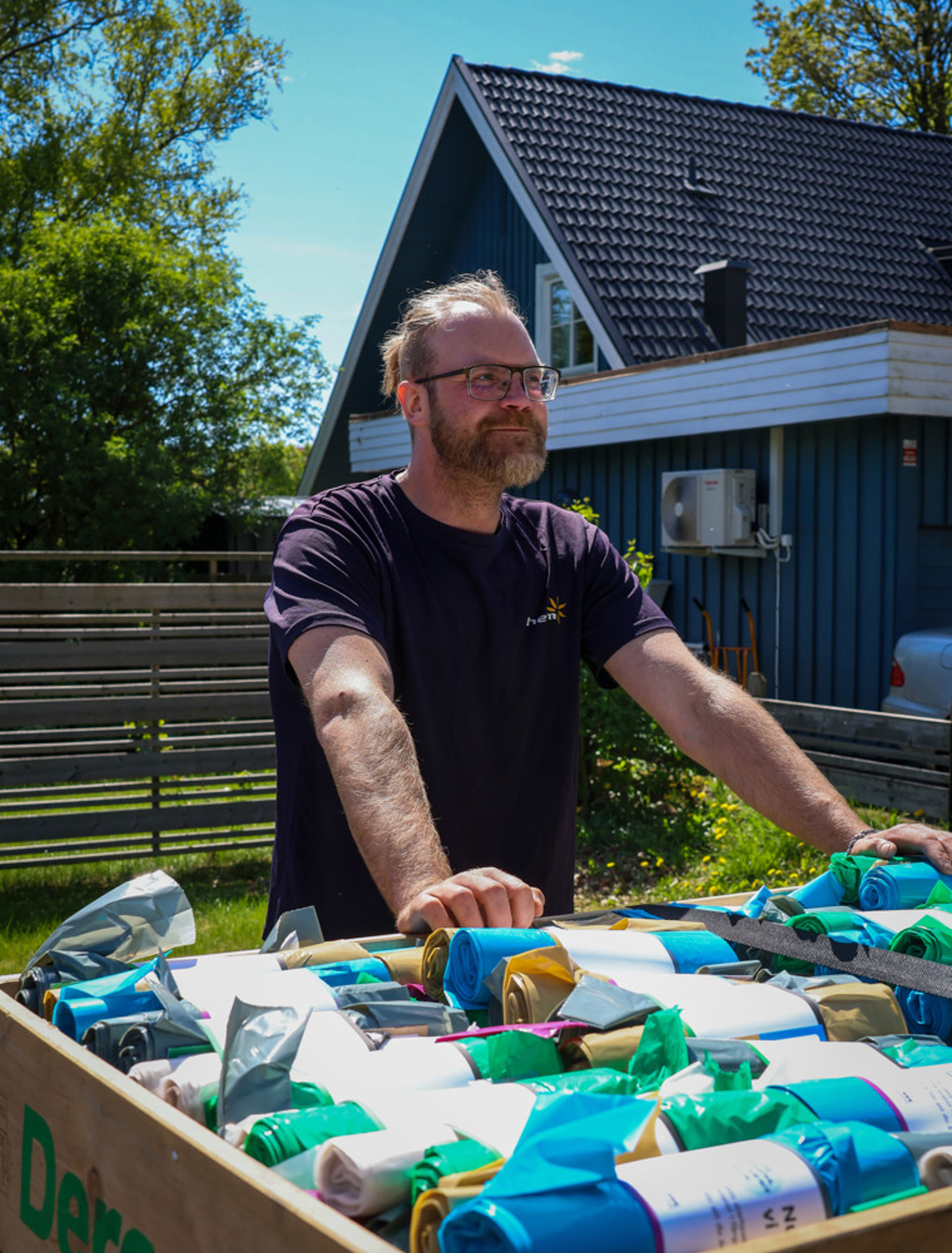 Personlig leverans. Utdelning av startkit med färgade påsar i Halmstad.
