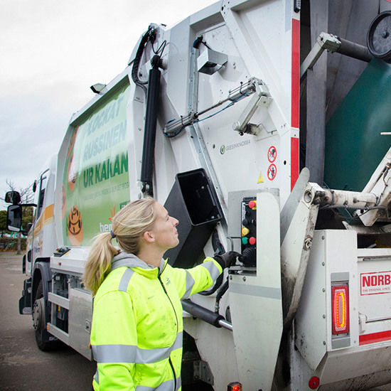 vad &auml;r s&auml;ker soph&auml;mtning - kvinna som t&ouml;mmer sopbil
