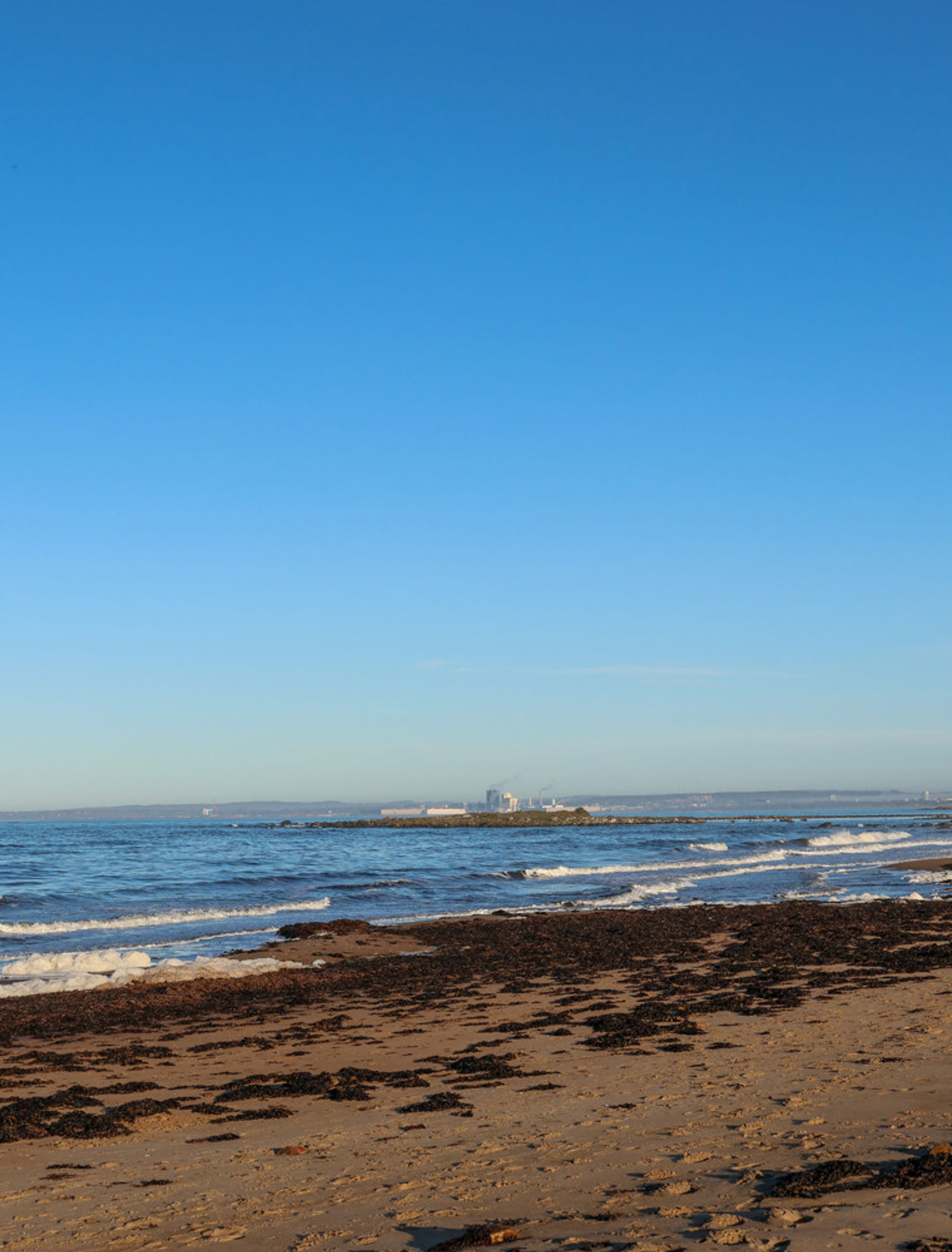 Påarpsstranden en solig morgon i oktober, vy över havet med utsikt bort mot Halmstad.