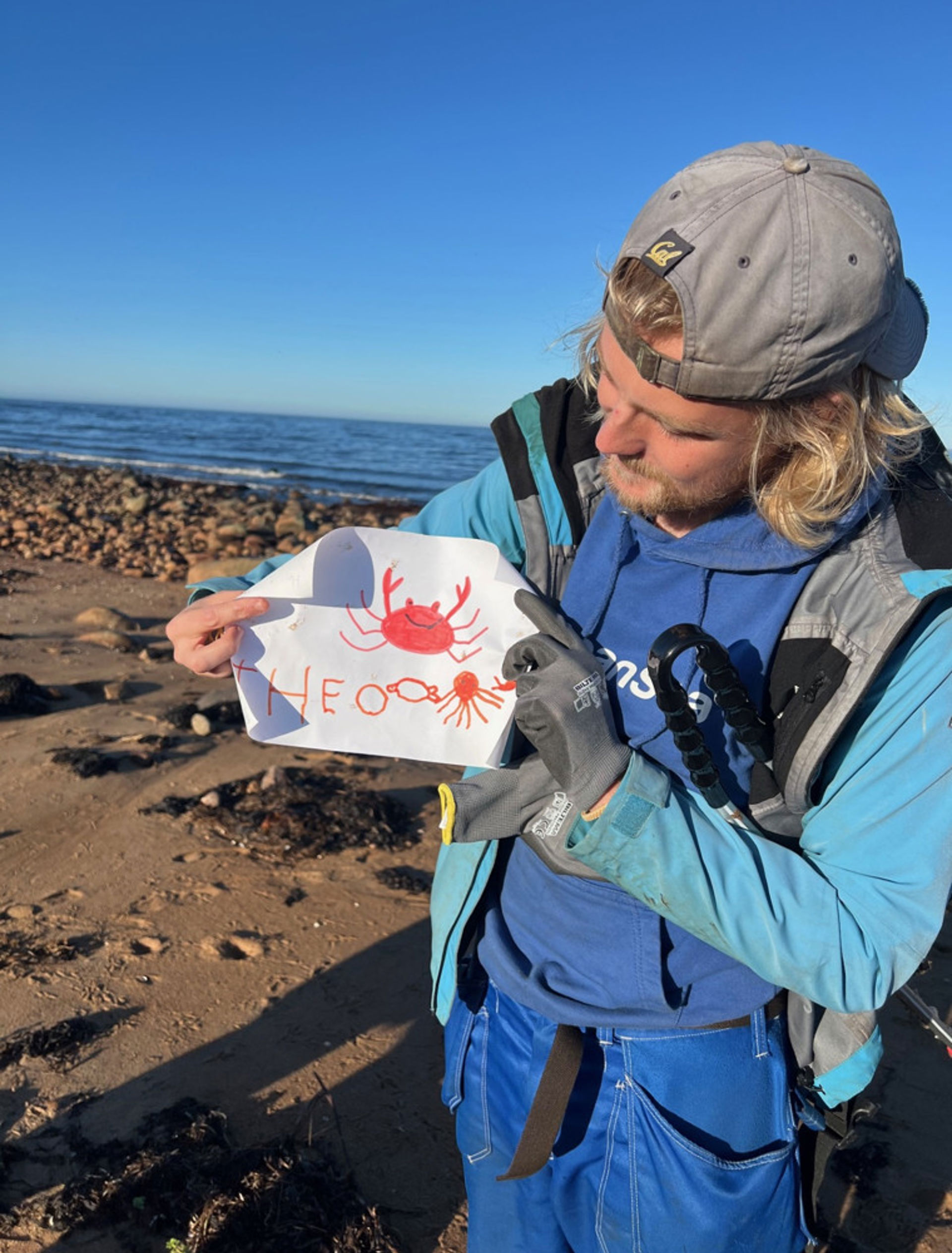 En flaskpost hittades i tången vid strandkanten. Inuti fanns ett brev från en pojke i Danmark, på baksidan hade han skrivit sitt namn och ritat en stor röd krabba.