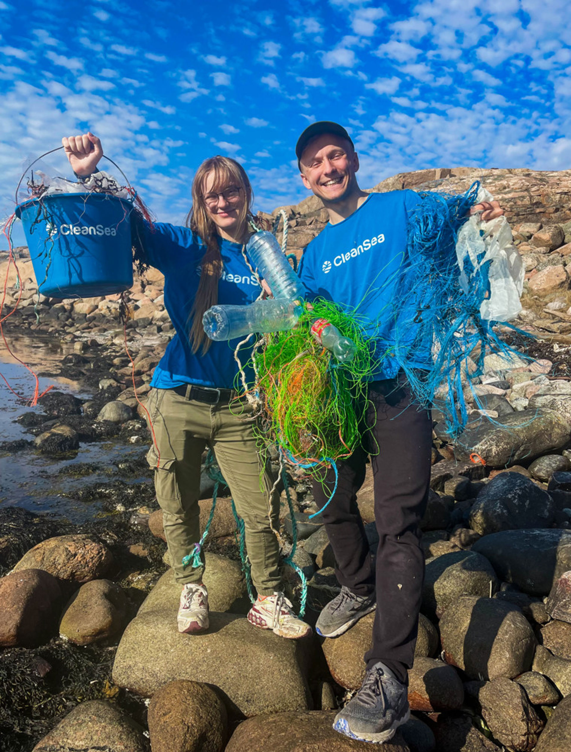 Syskonen Juhler visar upp en bråkdel av den plast och och annat skräp de hittat vid en strandstädning. Tampar, fiskenät, plastsnöre, pet-flaskor, plastpåsar och mikroplast.